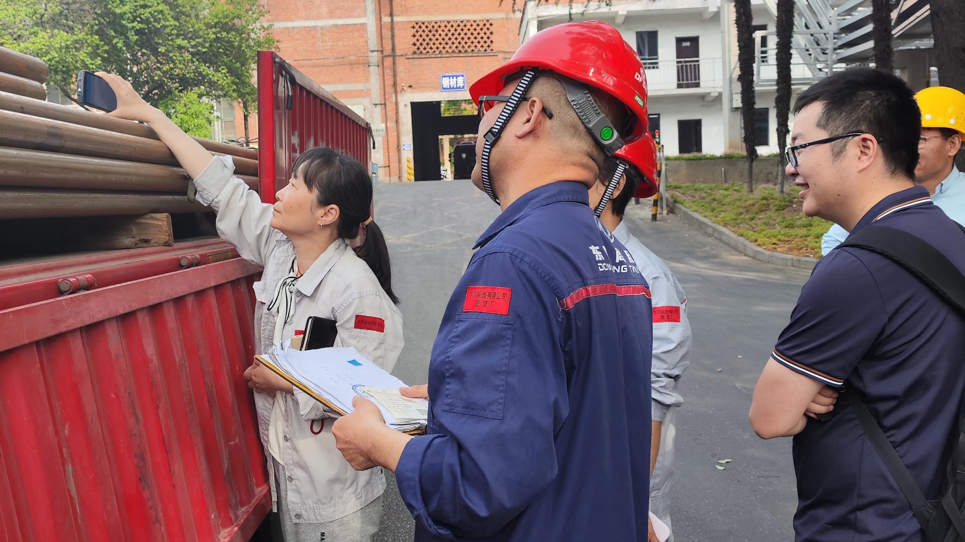 團隊檢驗鋼廠來料二唯碼實施情況.jpg